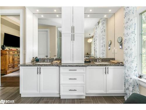 4454 North Valley Lane, Severn, ON - Indoor Photo Showing Bathroom