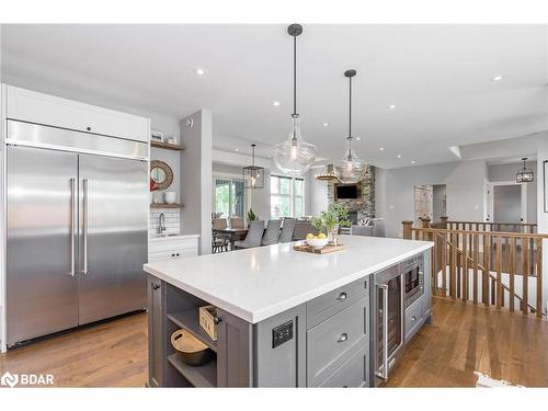 141 Dale Crescent, Bradford West Gwillimbury, ON - Indoor Photo Showing Kitchen With Upgraded Kitchen