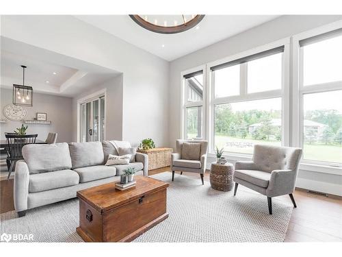 141 Dale Crescent, Bradford West Gwillimbury, ON - Indoor Photo Showing Living Room