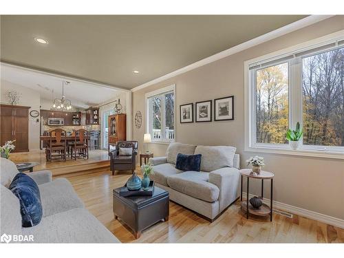 30 Hickory Lane, Oro-Medonte, ON - Indoor Photo Showing Living Room