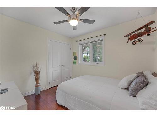 30 Hickory Lane, Oro-Medonte, ON - Indoor Photo Showing Bedroom