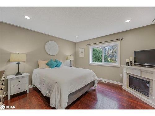 30 Hickory Lane, Oro-Medonte, ON - Indoor Photo Showing Bedroom