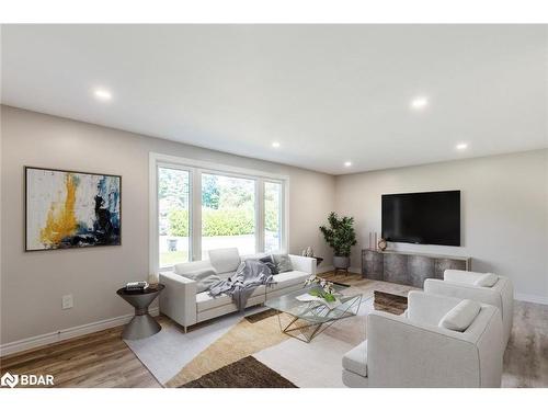 230B Cindy Lane, Essa, ON - Indoor Photo Showing Living Room