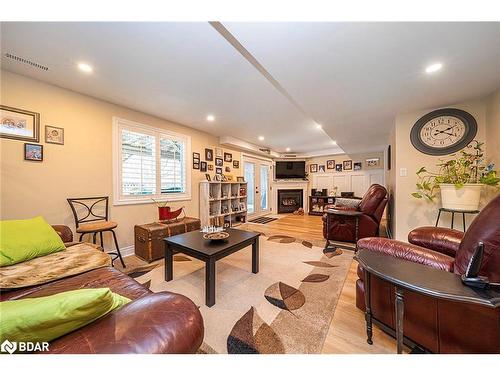 28 Thrushwood Trail, Lindsay, ON - Indoor Photo Showing Living Room