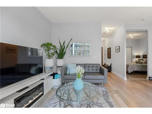 201-80 Marine Parade Drive, Etobicoke, ON - Indoor Photo Showing Living Room