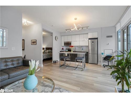 201-80 Marine Parade Drive, Etobicoke, ON - Indoor Photo Showing Living Room