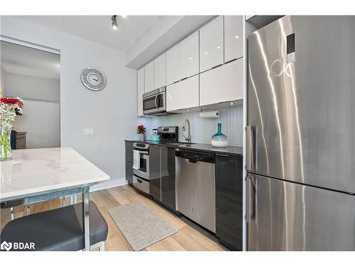 201-80 Marine Parade Drive, Etobicoke, ON - Indoor Photo Showing Kitchen