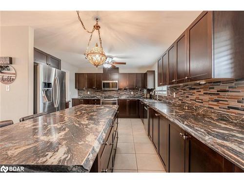 21 Keyzer Drive, Oro-Medonte, ON - Indoor Photo Showing Kitchen With Upgraded Kitchen