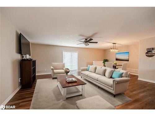 21 Keyzer Drive, Oro-Medonte, ON - Indoor Photo Showing Living Room