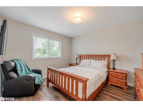 21 Keyzer Drive, Oro-Medonte, ON - Indoor Photo Showing Bedroom