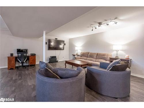 21 Keyzer Drive, Oro-Medonte, ON - Indoor Photo Showing Living Room