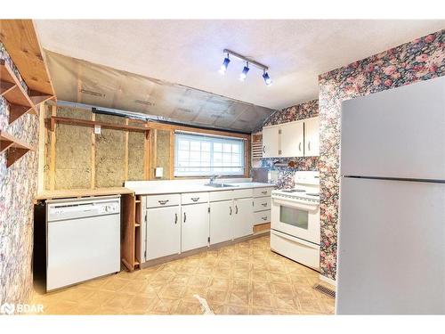 3932 Alderly Avenue, Innisfil, ON - Indoor Photo Showing Kitchen