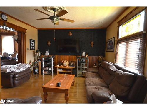 32 Mcdonald Street, Barrie, ON - Indoor Photo Showing Living Room