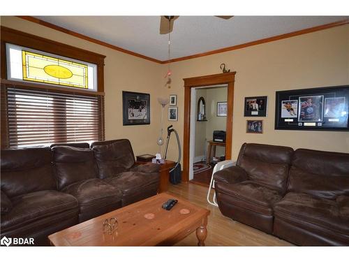 32 Mcdonald Street, Barrie, ON - Indoor Photo Showing Living Room