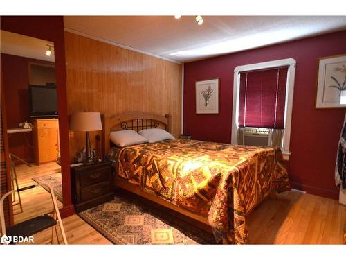 32 Mcdonald Street, Barrie, ON - Indoor Photo Showing Bedroom