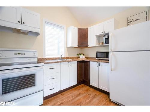 7 Pine Point, Oro-Medonte, ON - Indoor Photo Showing Kitchen