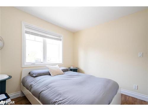 7 Pine Point, Oro-Medonte, ON - Indoor Photo Showing Bedroom