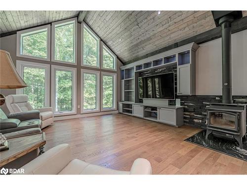 4571 Aspdin Road, Utterson, ON - Indoor Photo Showing Living Room