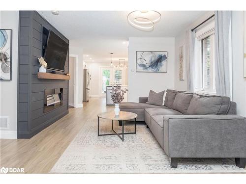 72 Gore Drive, Barrie, ON - Indoor Photo Showing Living Room