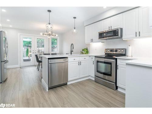 72 Gore Drive, Barrie, ON - Indoor Photo Showing Kitchen With Upgraded Kitchen