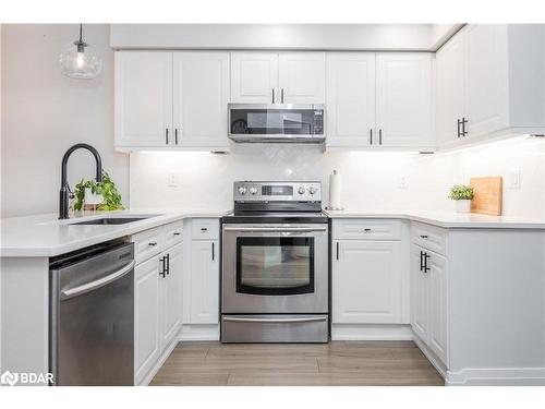 72 Gore Drive, Barrie, ON - Indoor Photo Showing Kitchen With Upgraded Kitchen