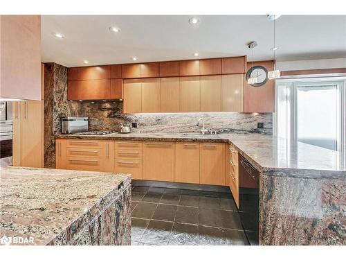 40 Mullen Drive, Vaughan, ON - Indoor Photo Showing Kitchen With Upgraded Kitchen