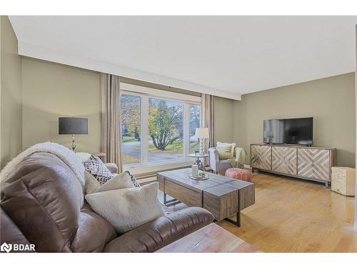 20 Jamieson Drive, Rosemont, ON - Indoor Photo Showing Living Room