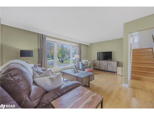 20 Jamieson Drive, Rosemont, ON - Indoor Photo Showing Living Room