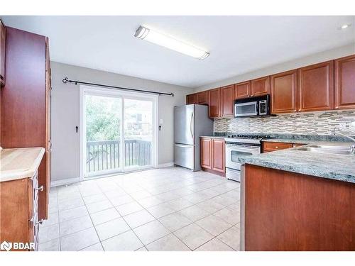 23 Maple Crown Terrace, Barrie, ON - Indoor Photo Showing Kitchen