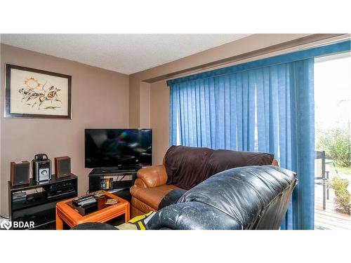 172 Sydenham Wells, Barrie, ON - Indoor Photo Showing Living Room