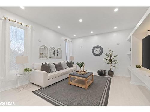 27 Carew Boulevard, Lindsay, ON - Indoor Photo Showing Living Room