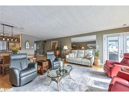 206-585 Atherley Road, Orillia, ON - Indoor Photo Showing Living Room