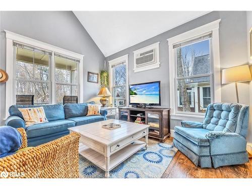 182-3 Farm View Lane, Cherry Valley, ON - Indoor Photo Showing Living Room