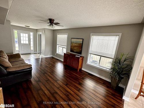 71 Pearl Drive, Orillia, ON - Indoor Photo Showing Living Room