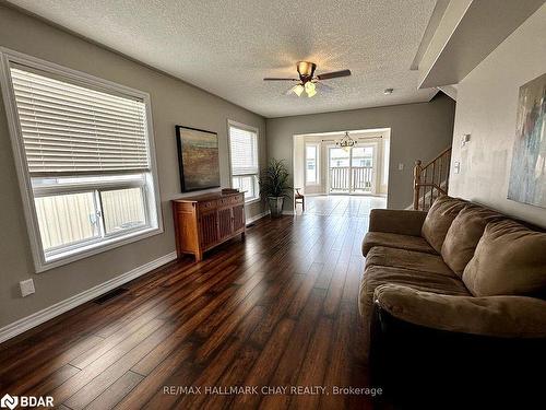 71 Pearl Drive, Orillia, ON - Indoor Photo Showing Living Room