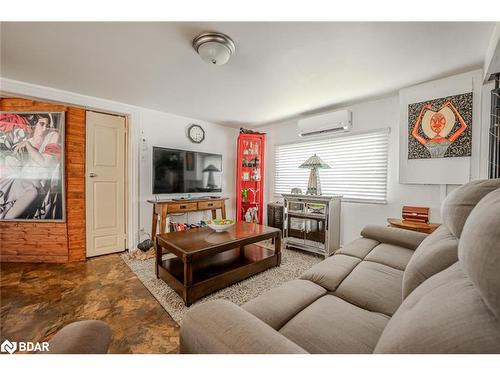 677 Reid Street, Innisfil, ON - Indoor Photo Showing Living Room