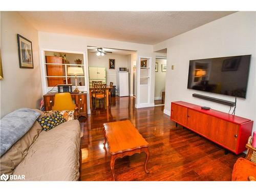 104-25 Meadow Lane, Barrie, ON - Indoor Photo Showing Living Room