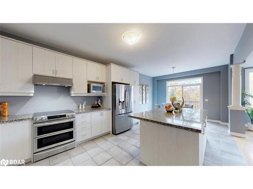 32 Forest Edge Crescent Crescent, Holland Landing, ON - Indoor Photo Showing Kitchen