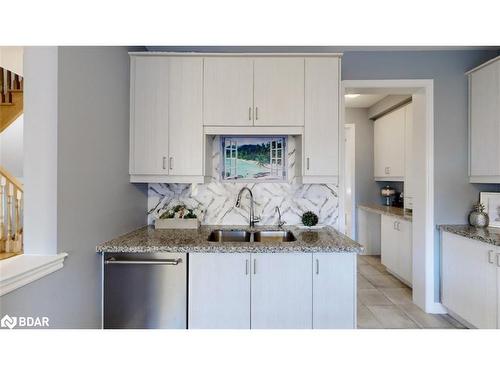 32 Forest Edge Crescent Crescent, Holland Landing, ON - Indoor Photo Showing Kitchen With Double Sink