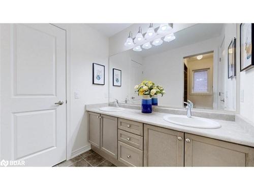 32 Forest Edge Crescent Crescent, Holland Landing, ON - Indoor Photo Showing Bathroom