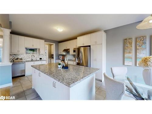 32 Forest Edge Crescent Crescent, Holland Landing, ON - Indoor Photo Showing Kitchen With Upgraded Kitchen