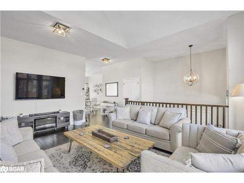 61 Collier Crescent, Angus, ON - Indoor Photo Showing Living Room