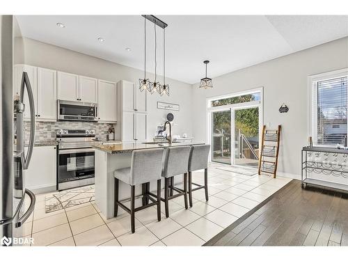 61 Collier Crescent, Angus, ON - Indoor Photo Showing Kitchen With Upgraded Kitchen