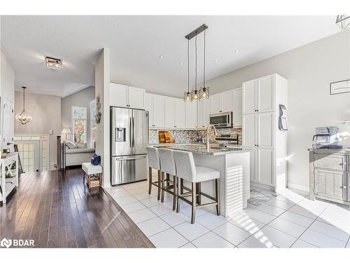 61 Collier Crescent, Angus, ON - Indoor Photo Showing Kitchen With Stainless Steel Kitchen With Upgraded Kitchen