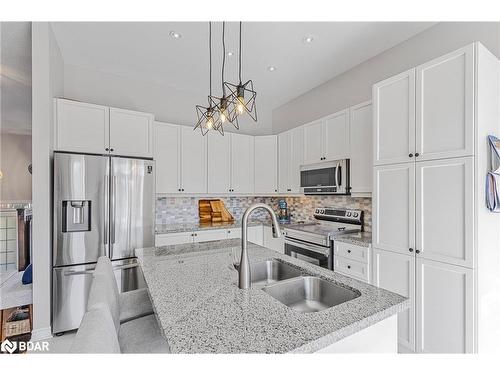 61 Collier Crescent, Angus, ON - Indoor Photo Showing Kitchen With Stainless Steel Kitchen With Double Sink With Upgraded Kitchen