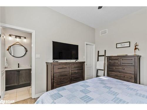 61 Collier Crescent, Angus, ON - Indoor Photo Showing Bedroom