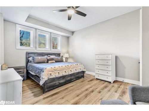 61 Collier Crescent, Angus, ON - Indoor Photo Showing Bedroom