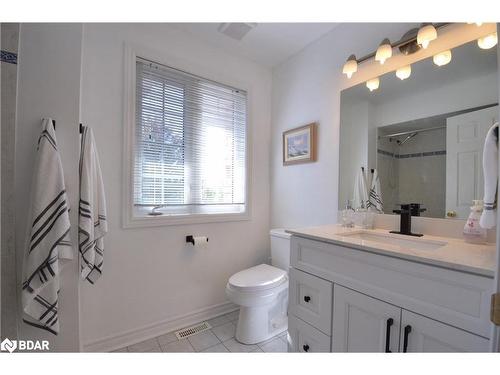 Upper-140 Country Lane, Barrie, ON - Indoor Photo Showing Bathroom