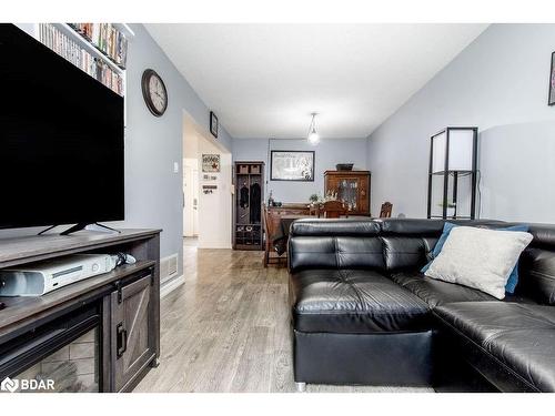 18 Christie Crescent, Barrie, ON - Indoor Photo Showing Living Room