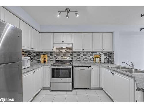 17 Gadwall Avenue, Barrie, ON - Indoor Photo Showing Kitchen With Stainless Steel Kitchen With Double Sink With Upgraded Kitchen